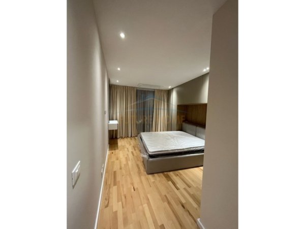 Tirane, jepet me qera apartament 2+1+Ballkon Kati 5, 130 m² 2.200 € (Lake View Residence, Tiranë.)
