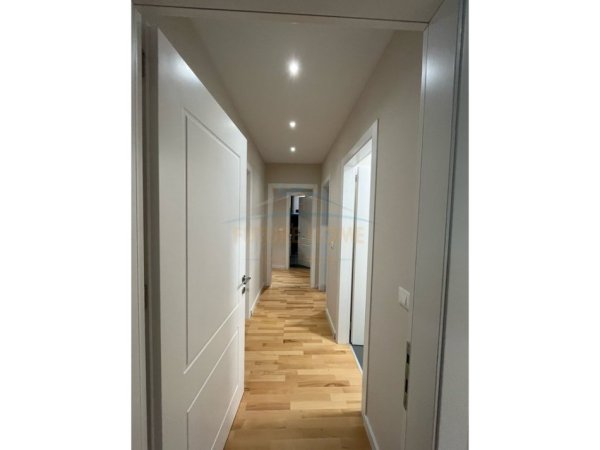 Tirane, jepet me qera apartament 2+1+Ballkon Kati 5, 130 m² 2.200 € (Lake View Residence, Tiranë.)