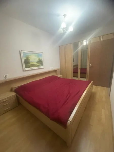 Tirane, jepet me qera apartament 2+1+Ballkon Kati 4, 100 m² 450 € (Pallatet Cabej)
