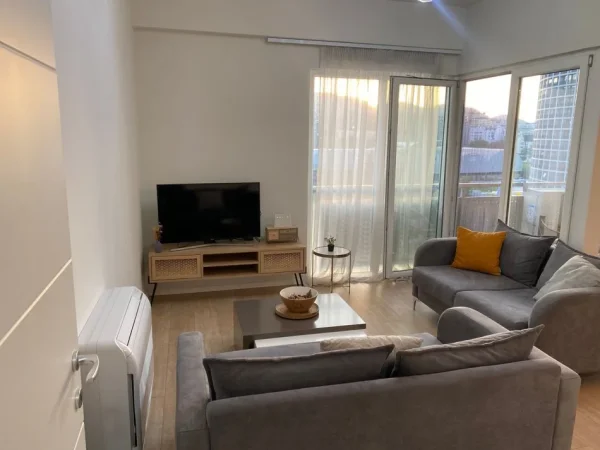 Tirane, jepet me qera apartament 2+1+Ballkon Kati 4, 90 m² 1.300 € (rruga e kosovareve)