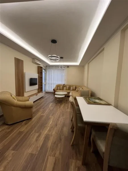 Tirane, jepet me qera apartament 1+1+Ballkon Kati 1, 68 m² 600 € (BRRYLI)
