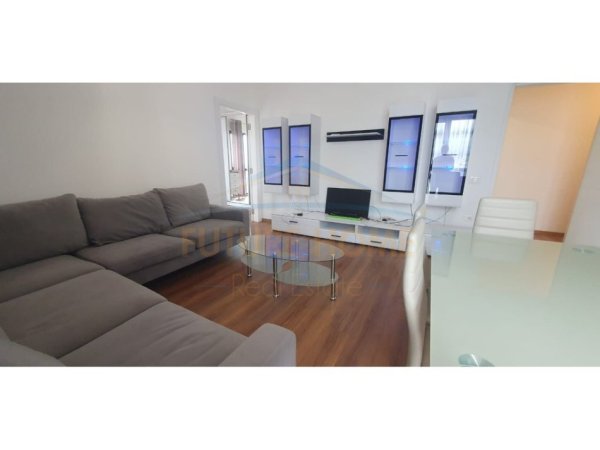 Tirane, jepet me qera apartament 1+1+Ballkon Kati 10, 60 m² 600 € (Farmacia 10)