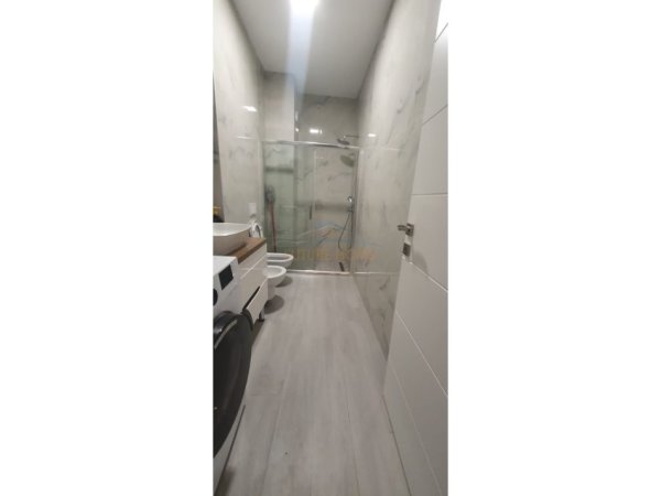 Tirane, jepet me qera apartament 1+1+Ballkon Kati 10, 60 m² 600 € (Farmacia 10)