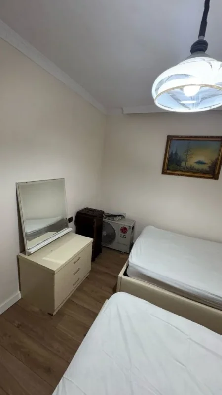 Tirane, jepet me qera apartament 2+1 Kati 1, 80 m² 400 € (rruga Aleksander Moisiu)