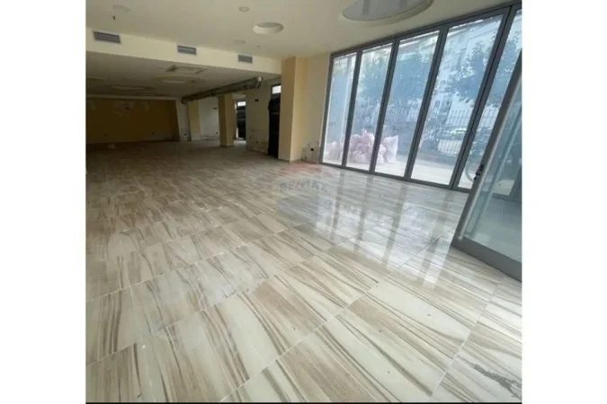 Tirane, shitet dyqan Kati 4, 131 m² (Fresku)