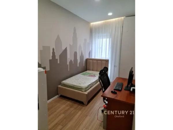 Tirane, jepet me qera apartament 2+1+Aneks+Ballkon Kati 5, 79 m² 800 € (KOMPLEKSI KONTAKTI)