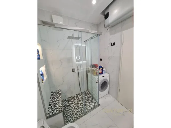 Tirane, jepet me qera apartament 2+1+Aneks+Ballkon Kati 5, 79 m² 800 € (KOMPLEKSI KONTAKTI)
