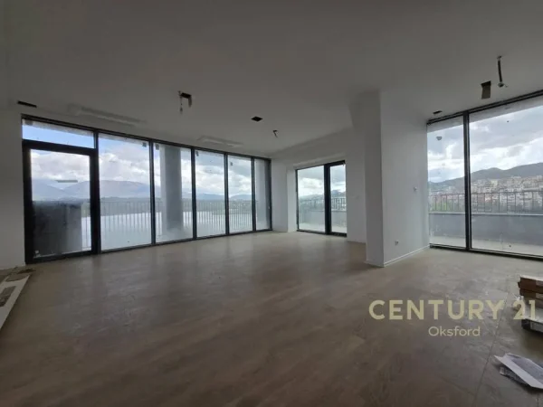 Tirane, jepet me qera ambjent biznesi Kati 6, 215 m² 2.500 € (LAKE VIEW)