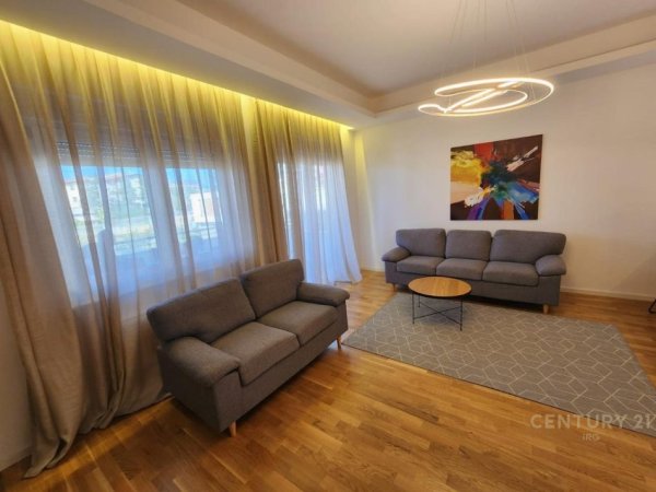 Tirane, jepet me qera apartament 3+1+Aneks+Ballkon Kati 2, 132 m² 1.300 € (Touch of the Sun)