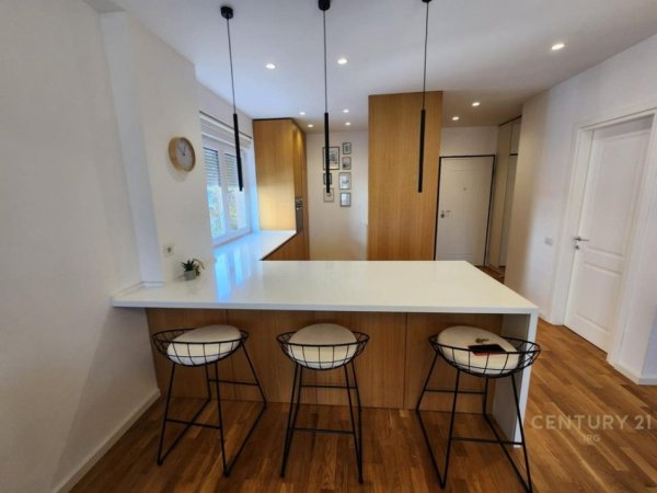 Tirane, jepet me qera apartament 3+1+Aneks+Ballkon Kati 2, 132 m² 1.300 € (Touch of the Sun)