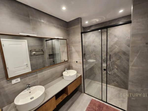 Tirane, jepet me qera apartament 3+1+Aneks+Ballkon Kati 2, 132 m² 1.300 € (Touch of the Sun)