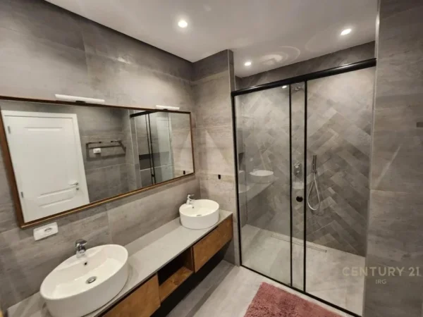 Tirane, jepet me qera apartament 3+1+Aneks+Ballkon Kati 2, 132 m² 1.300 € (Touch of the Sun)