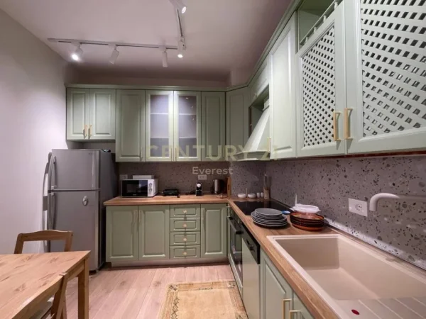 Tirane, jepet me qera apartament 1+1+Aneks+Ballkon Kati 7, 95 m² 1.000 € (Qender)