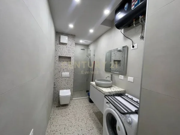 Tirane, jepet me qera apartament 1+1+Aneks+Ballkon Kati 7, 95 m² 1.000 € (Qender)