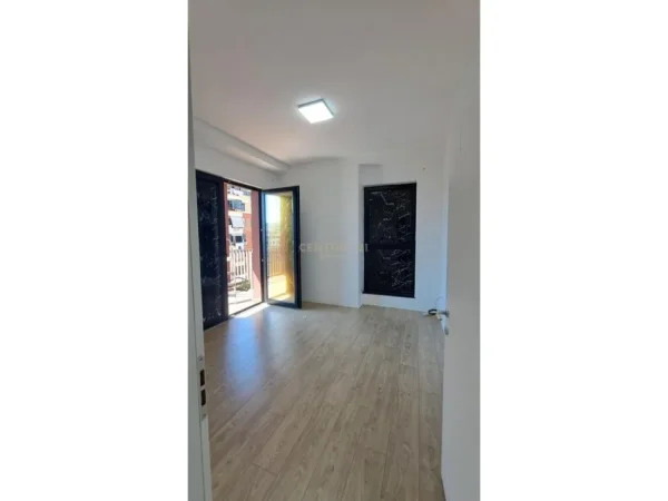 Tirane, jepet me qera zyre Kati 6, 125 m² 850 € (Garden Building)