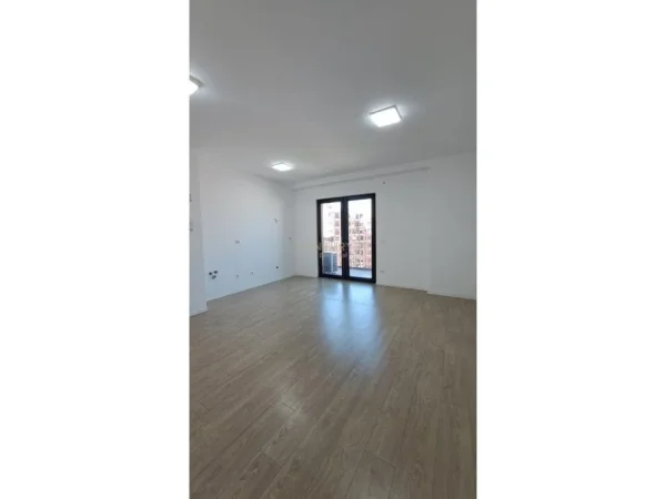 Tirane, jepet me qera zyre Kati 6, 125 m² 850 € (Garden Building)