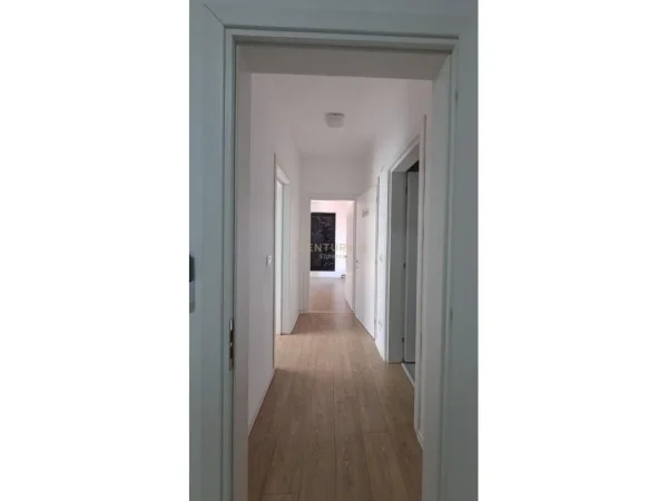 Tirane, jepet me qera zyre Kati 6, 125 m² 850 € (Garden Building)