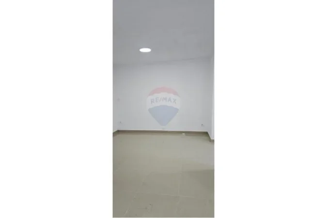 Tirane, jepet me qera dyqan Kati 0, 30 m² 250 € (PJETER BUDI)