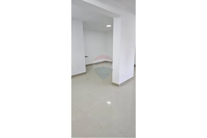Tirane, jepet me qera dyqan Kati 0, 30 m² 250 € (PJETER BUDI)