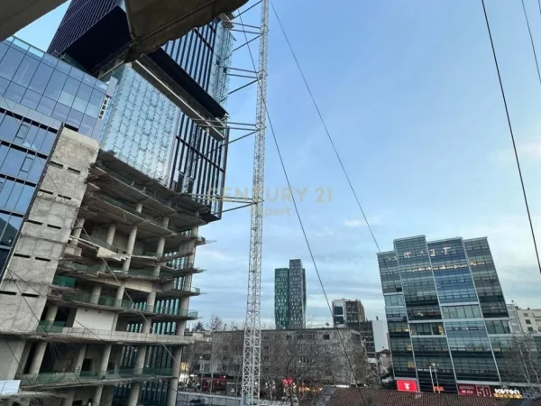 Tirane, jepet me qera ambjent biznesi Kati 3, 153 m² 1.300 € (QENDER)