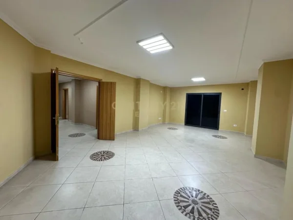 Tirane, jepet me qera ambjent biznesi Kati 3, 153 m² 1.300 € (QENDER)