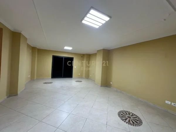Tirane, jepet me qera ambjent biznesi Kati 3, 153 m² 1.300 € (QENDER)