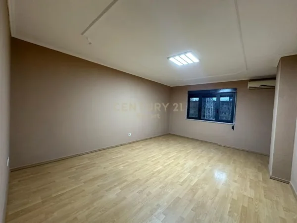 Tirane, jepet me qera ambjent biznesi Kati 3, 153 m² 1.300 € (QENDER)
