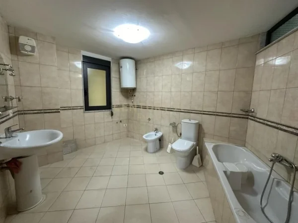 Tirane, jepet me qera ambjent biznesi Kati 3, 153 m² 1.300 € (QENDER)