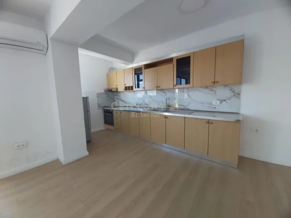 Tirane, jap me qera zyre Kati 6, 115 m² 1.000 € (Libri Universitar)