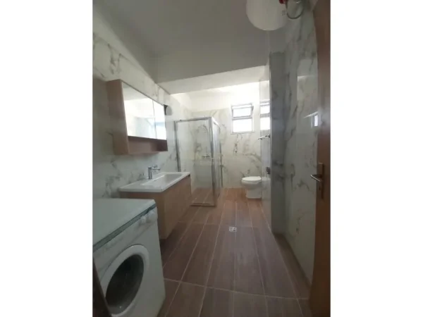 Tirane, jap me qera zyre Kati 6, 115 m² 1.000 € (Libri Universitar)