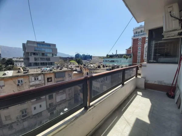 Tirane, jap me qera zyre Kati 6, 115 m² 1.000 € (Libri Universitar)