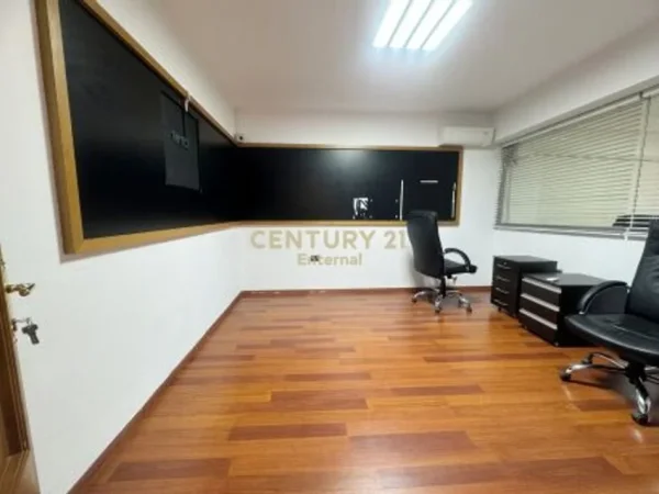 Tirane, jepet me qera zyre Kati 2, 156 m² 2.000 € (Blloku)