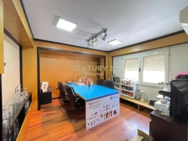 Tirane, jepet me qera zyre Kati 2, 156 m² 2.000 € (Blloku)