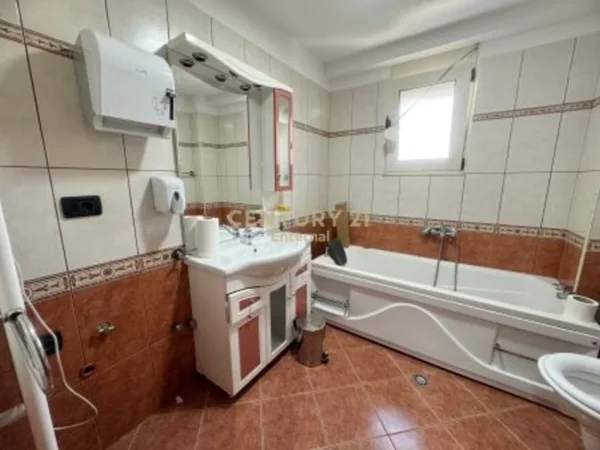 Tirane, jepet me qera zyre Kati 2, 156 m² 2.000 € (Blloku)