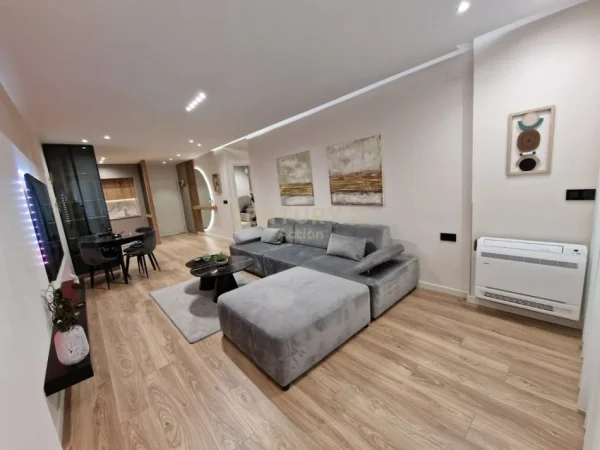 Tirane, jepet me qera apartament 2+1+Aneks+Ballkon Kati 3, 100 m² 1.500 € (ISH EKSPOZITA)