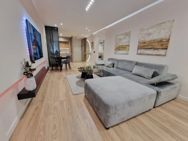 Tirane, jepet me qera apartament 2+1+Aneks+Ballkon Kati 3, 100 m² 1.500 € (ISH EKSPOZITA)