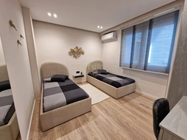 Tirane, jepet me qera apartament 2+1+Aneks+Ballkon Kati 3, 100 m² 1.500 € (ISH EKSPOZITA)