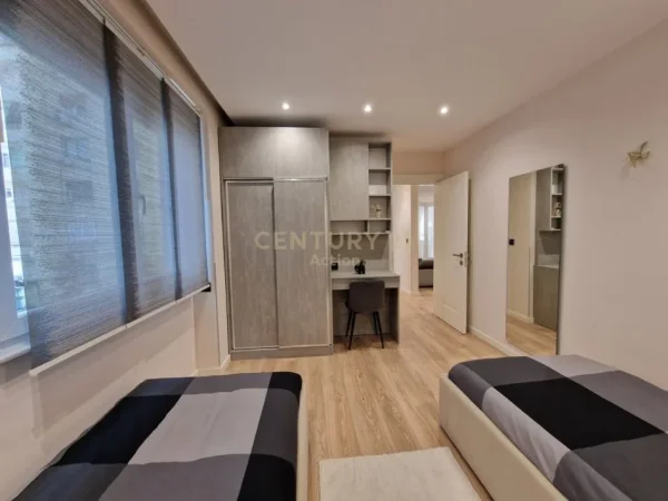 Tirane, jepet me qera apartament 2+1+Aneks+Ballkon Kati 3, 100 m² 1.500 € (ISH EKSPOZITA)