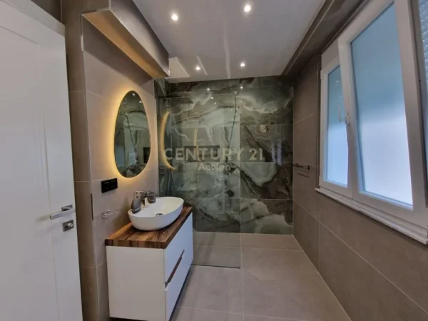 Tirane, jepet me qera apartament 2+1+Aneks+Ballkon Kati 3, 100 m² 1.500 € (ISH EKSPOZITA)
