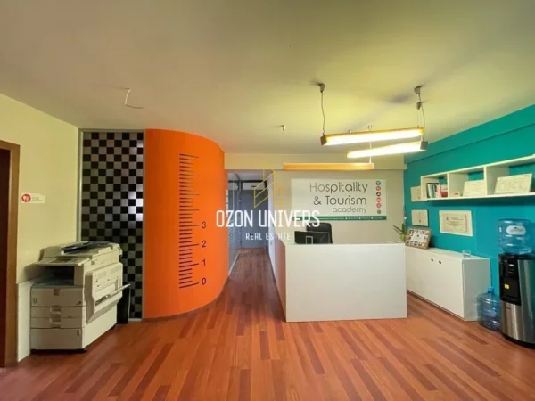 Tirane, jepet me qera ambjent biznesi Kati 2, 160 m² 2.000 € (Blloku)