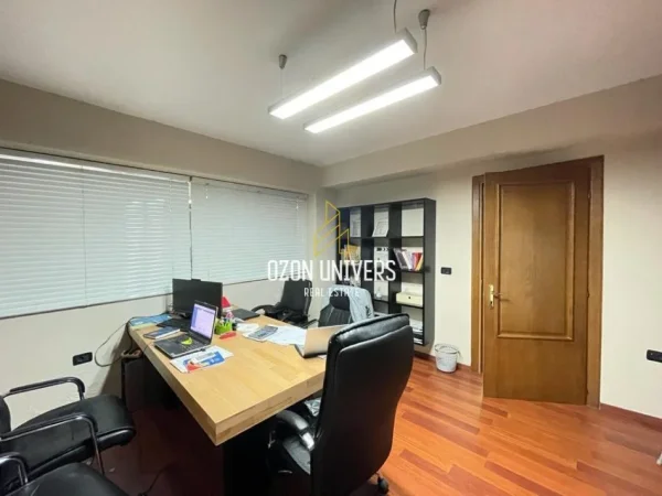 Tirane, jepet me qera ambjent biznesi Kati 2, 160 m² 2.000 € (Blloku)