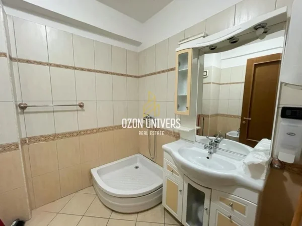 Tirane, jepet me qera ambjent biznesi Kati 2, 160 m² 2.000 € (Blloku)