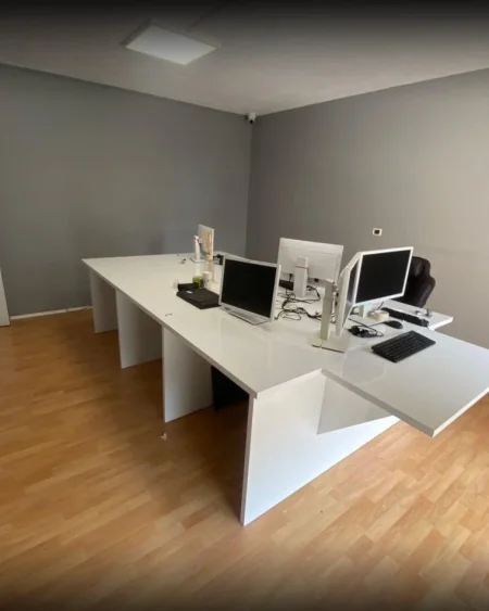 Tirane, jepet me qera zyre Kati 4, 135 m² 1.000 € (Bllok)