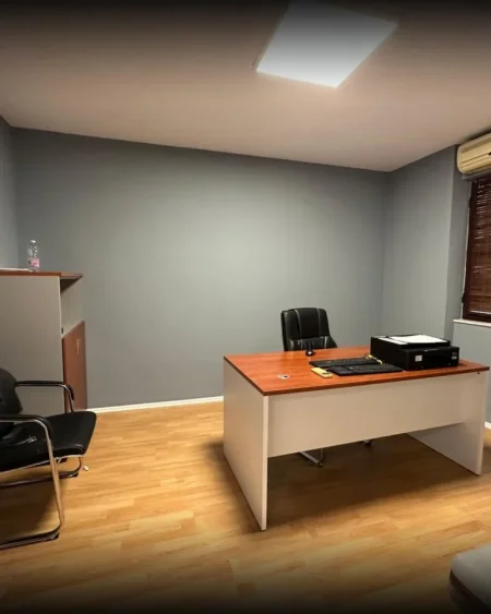 Tirane, jepet me qera zyre Kati 4, 135 m² 1.000 € (Bllok)