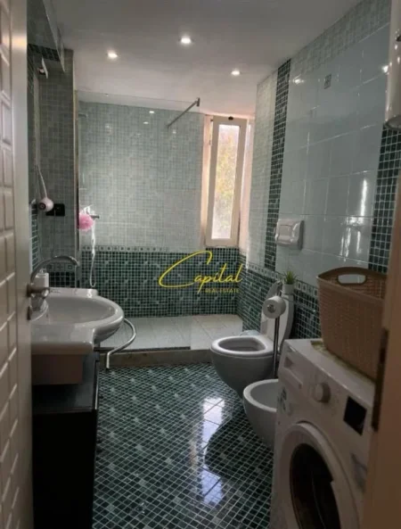 Tirane, jepet me qera apartament 1+1 Kati 2, 70 m² 1.000 € (QENDER)