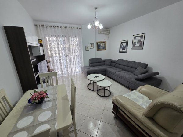 Tirane, jepet me qera apartament 2+1+Aneks+Ballkon Kati 5, 115 m² 500 € (astir)