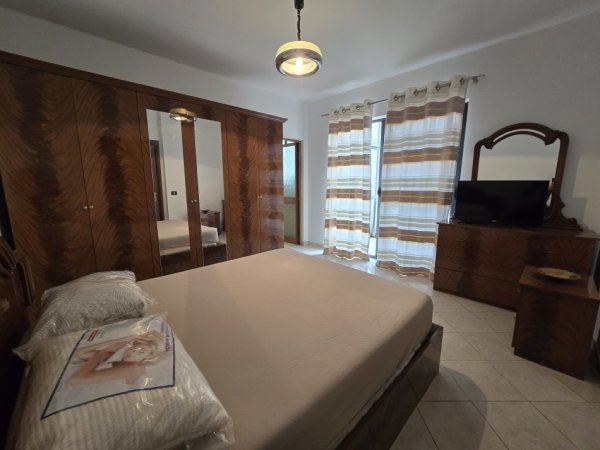 Tirane, jepet me qera apartament 2+1+Aneks+Ballkon Kati 5, 115 m² 500 € (astir)