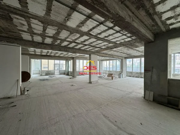 Vlore, jepet me qera ambjent biznesi Kati 2, 850 m² 4.000 € (Rruga Gjergj Arianiti)