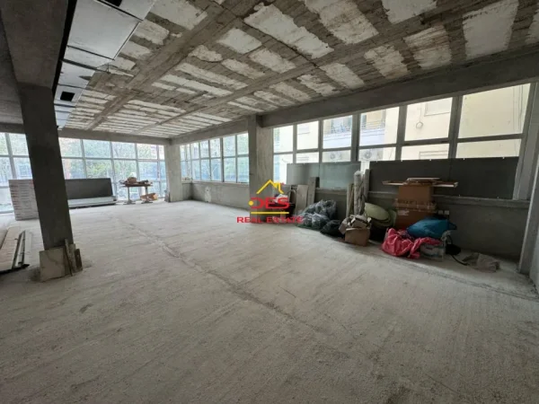 Vlore, jepet me qera ambjent biznesi Kati 2, 850 m² 4.000 € (Rruga Gjergj Arianiti)