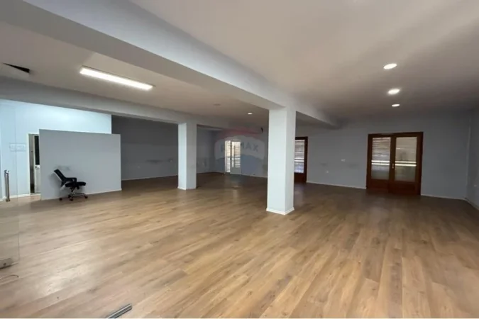 Zyra per qira, objekt buze rruge tek Brryli (850 Euro/muaj) !